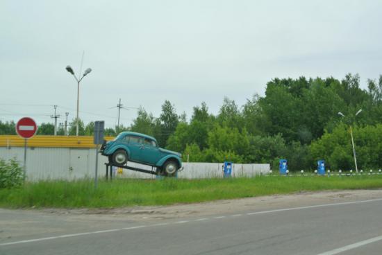 На выезде из города раритетная машинка