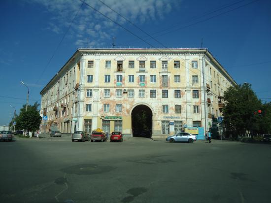 Единственный нормальный дом на въезде в городе-"сталинка", но ремонта не видел со времен Брежнева)))