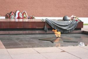 Путин и Медведев возложили венки на могилу Неизвестного солдата