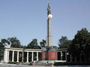 В Вене подонки надругались над памятником воину-освободителю В Вене подонки надругались над памятником воину-освободителю