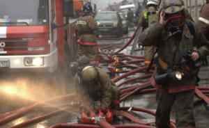 В Питере горит грузовик ЗИЛ-130 с газовыми баллонами