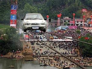 Китаец проехал на автомобиле по тросам над рекой