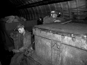 На шахте  Карла Маркса под завалами находятся 35 шахтеров