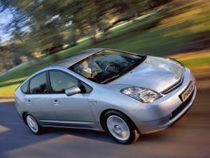 Toyota начинает продажи гибрида Prius Toyota начинает продажи гибрида Prius