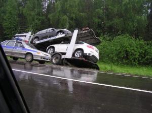 В Кировской области с перевернувшегося автовоза рассыпались BMW X6