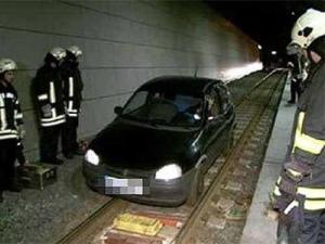 Пьяный немец въехал на Opel в тоннель метро