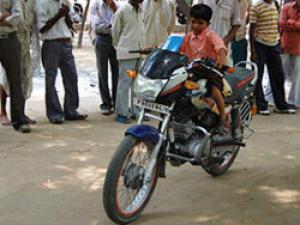 Трехлетнему ребенку выдали права на управление мотоциклом