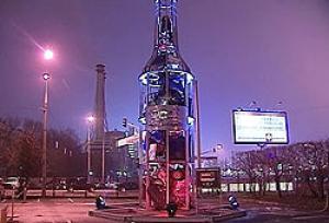 В Москве установлен памятник жертвам ДТП в виде бутылки