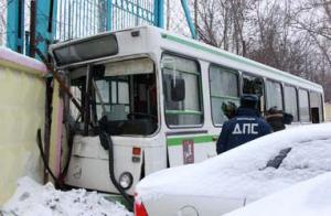 В Москве у рейсового автобуса отказали тормоза 