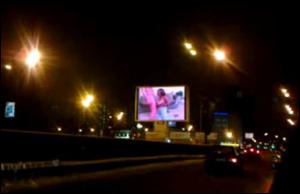 В Москве на рекламном видеоэкране  демонстрировали порнуху