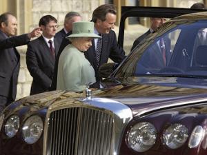 Королева Великобритании ездит на сломаном Bentley