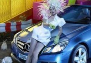 Мила Йовович с кроликами рекламирует новый кабриолет Mercedes-Benz класса Е