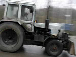 Гаишникам разбившим кувалдой трактор присудили выплатить 115 тыс. рублей
