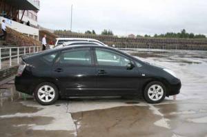 Toyota объявила сервисную компанию на Prius