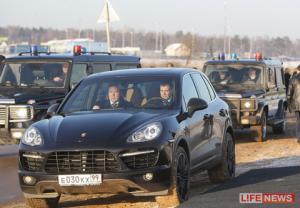 Дмитрия Медведева "поймали" за рулем  Porsche Cayenne
