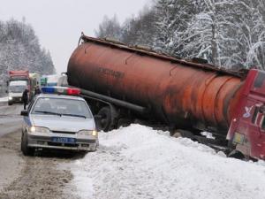 На переезде поезд протаранил бензовоз