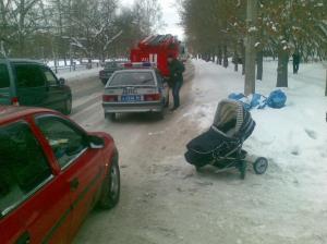 Милиционер на Volvo S60 сбил коляску с ребенком