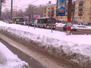 В Нижнем Новгороде дороги засыпает снегом