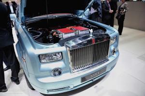 В Женеве представлен электрокар Rolls-Royce 102EX с дистанционной подзарядкой