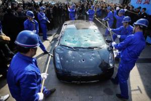 Китаец обиделся на дилеров и разбил кувалдой Lamborghini