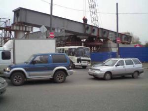 В Нижнем Новгороде КАМАЗ таранил автомобили на метромосту
