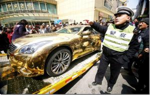 Китайские полицейские арестовали золотой Infiniti местных богачей