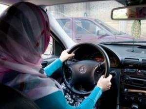 Религиозная полиция Саудовской Аравии задержала женщину за рулем