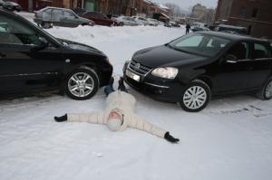 Гаишники Астрахани раскрасили ребенка краской и положили на шоссе 