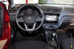 В KIA Rio интегрирована штатная система навигация