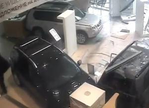 Московский гинеколог разгромил автосалон Московский гинеколог разгромил автосалон