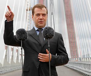 Медведев прокатился по новому мосту на остров Русский