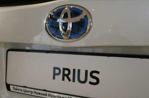 Гибрид Toyota Prius получит полный привод e-4WD