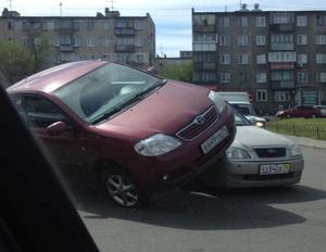 Челябинское ДТП: Toyota "оседлала" Chery