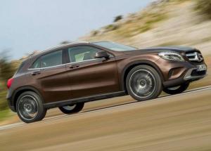 Серийный кроссовер Mercedes GLA показали в Сети