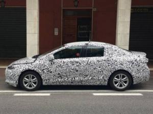 Новый Chevrolet Cruze в "камуфляже" на итальянских дорогах