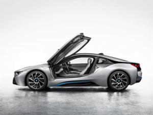 Фотографии серийного BMW i8 в Сети