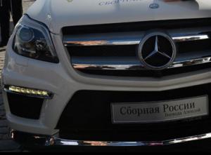 Аделине Сотниковой вручили белый Mercedes-Benz GL