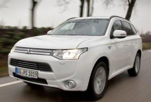 Объявлено о продажах гибридного кроссовера Mitsubishi Outlander PHEV 