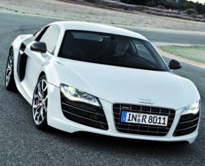 Спорткар Audi R8 снял камуфляж