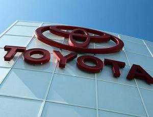 Toyota в России поднимает цены на автомобили