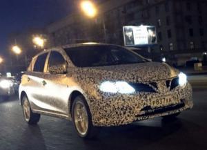 На московских улицах поймали засекреченный Nissan Tiida