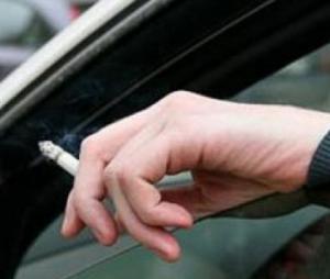 Водителям в России запретят курить за рулем