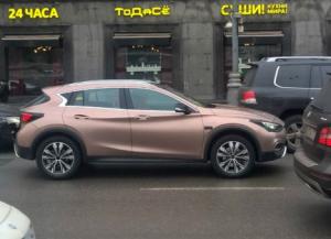 На московской улице "засветился" Infiniti QX30