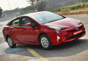 Toyota представила индусам новый гибридный Prius