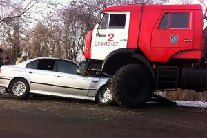 Пожарным разрешат таранить припаркованные во дворах автомобили