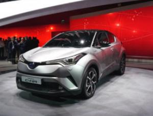 Toyota C-HR заменит на российском авторынке RAV4