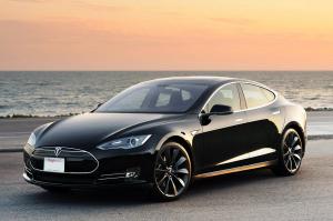 Tesla открывает автосалон в России