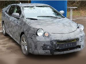 Новую Toyota Avensis с необычными фарами заметили на тестах. ФОТО