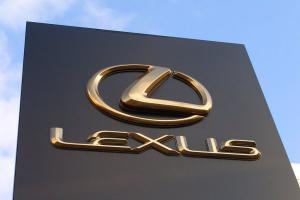 Lexus снизил цены в России