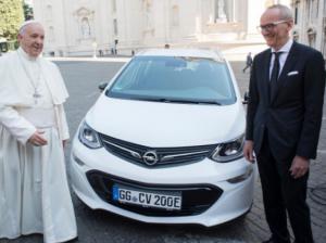 Папе Римскому подарили электрический Opel Ampera-e